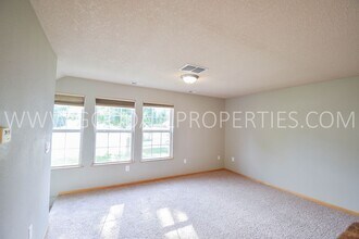 1125 Flagstone Ln in Pleasant Hill, IA - Building Photo - Building Photo