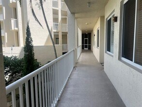 3500 Oaks Clubhouse Dr in Pompano Beach, FL - Building Photo - Building Photo
