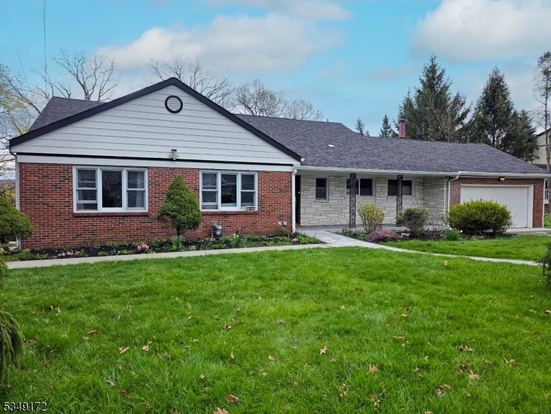 49 Burnet Hill Rd in Livingston, NJ - Foto de edificio