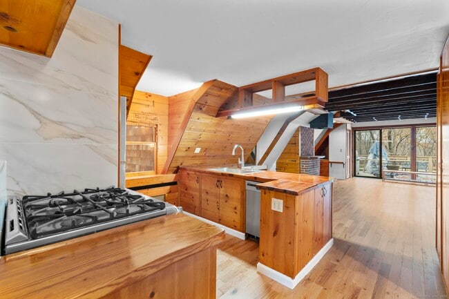 182 Guinea Rd in Stamford, CT - Building Photo - Building Photo