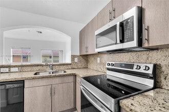 7989 NW 8th St in Miami, FL - Building Photo - Building Photo