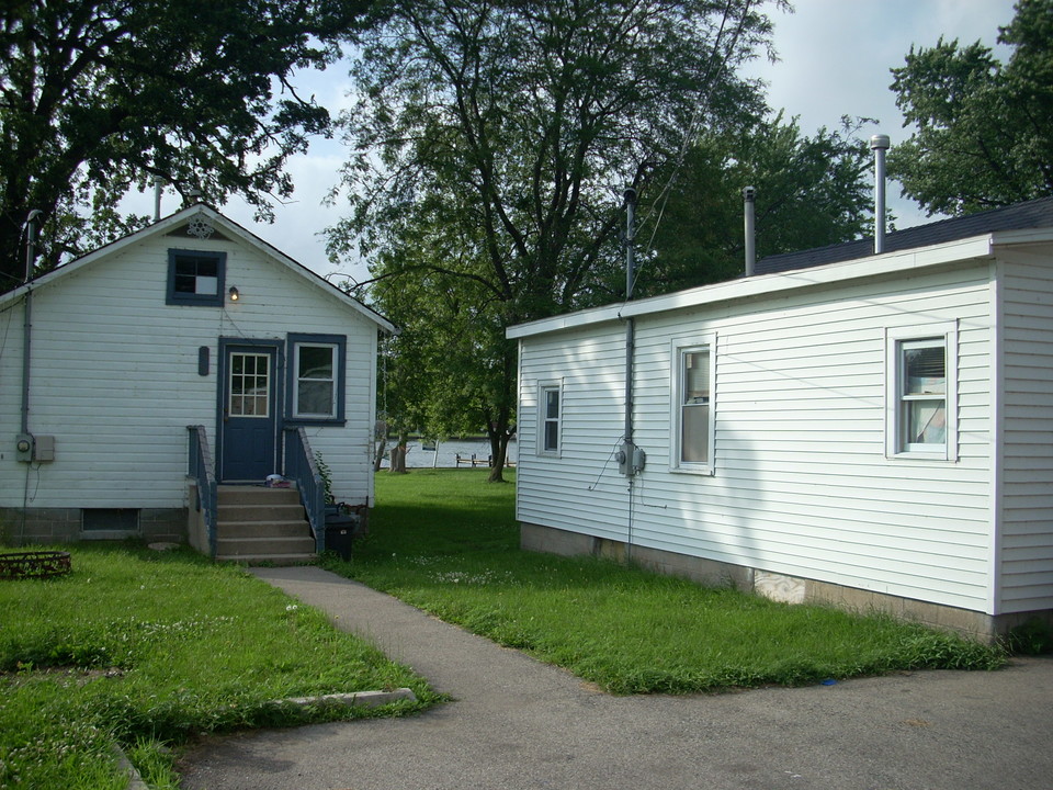 1914-1916 W River Terrace Dr in McHenry, IL - Building Photo