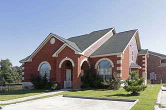 Suma Lake Apartments & Townhomes in Livingston, LA - Building Photo - Building Photo