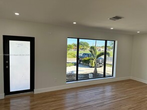 6473 SW 25th St in Miami, FL - Foto de edificio - Building Photo