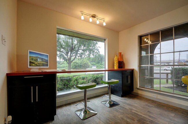Burl Apartments in Austin, TX - Foto de edificio - Building Photo