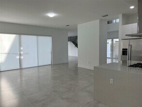 10066 NW 76th Terrace in Doral, FL - Building Photo - Building Photo