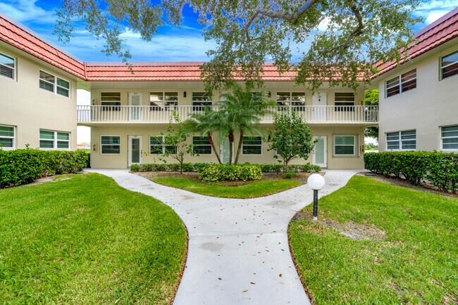 8 Vista Palm Ln in Vero Beach, FL - Building Photo - Building Photo