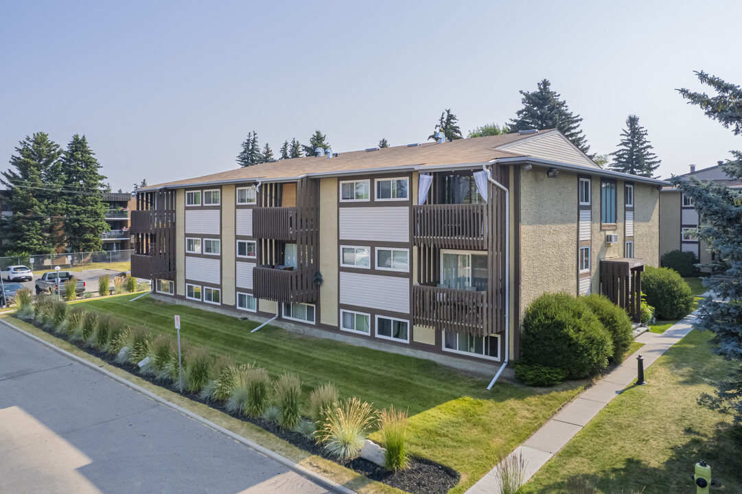 Acadia Manor in Calgary, AB - Building Photo