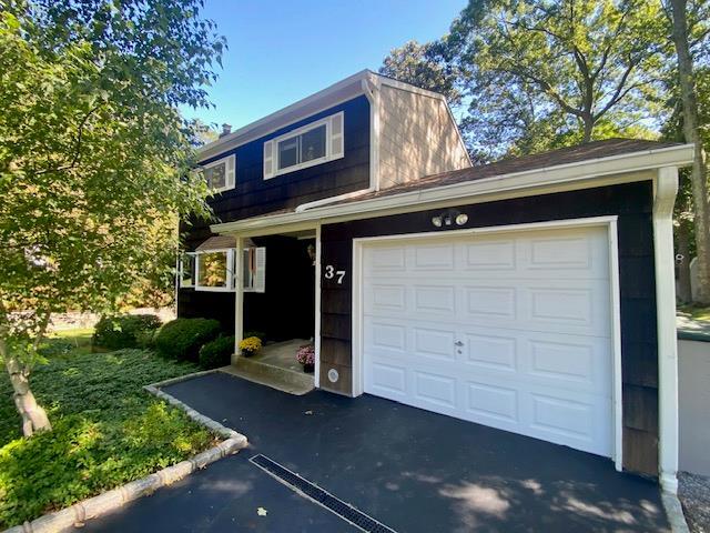 37 Hewlett Dr in Sound Beach, NY - Building Photo - Building Photo