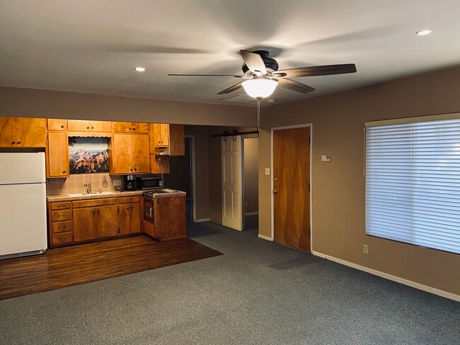 2717 W Avenue K, Unit Guest House in Lancaster, CA - Foto de edificio - Building Photo