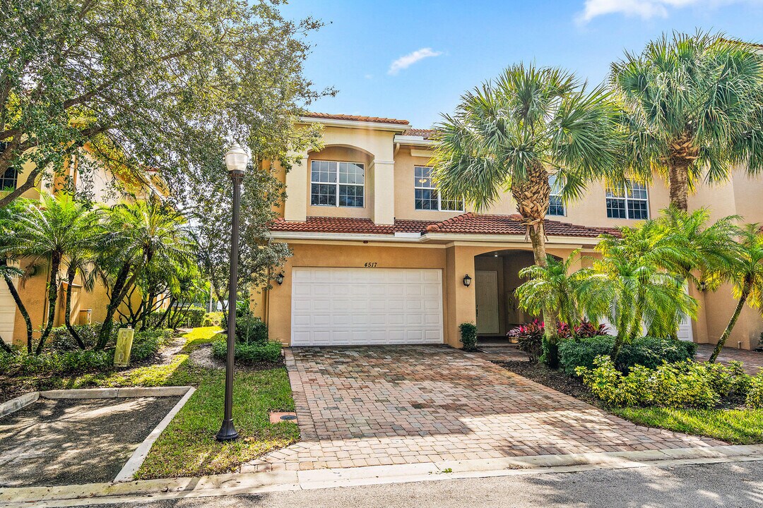 4517 Artesa Way S in Palm Beach Gardens, FL - Building Photo
