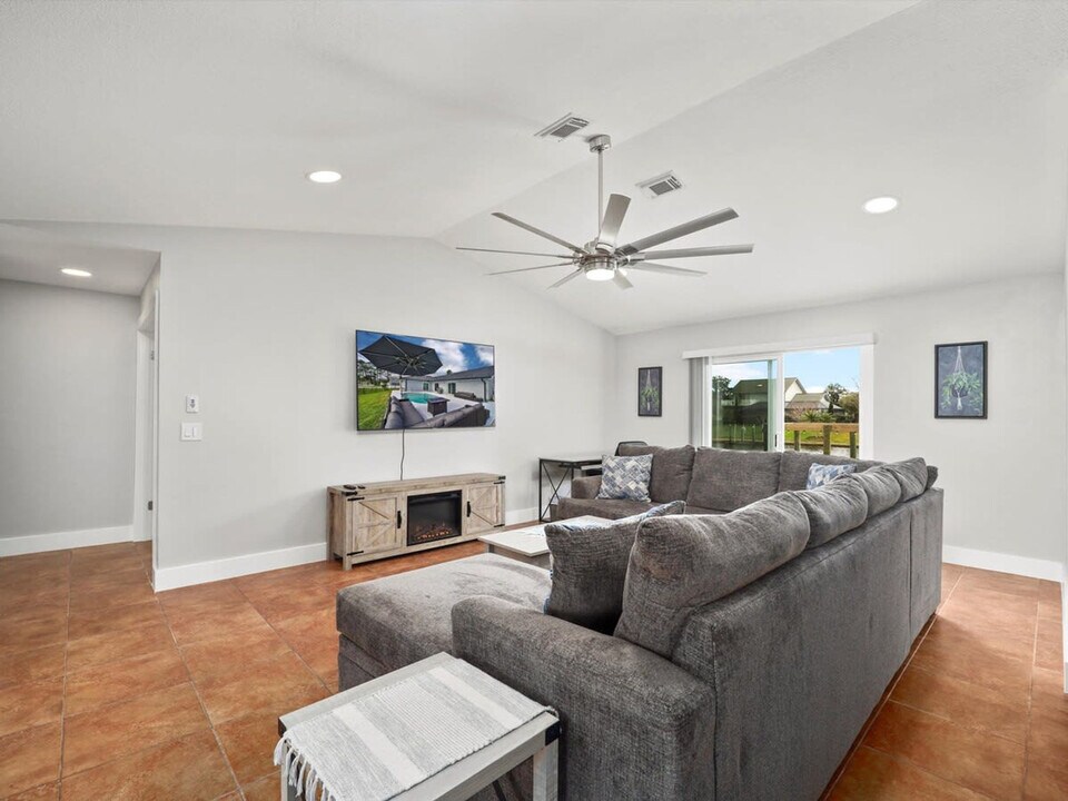 2 Cedar Ct in Palm Coast, FL - Building Photo