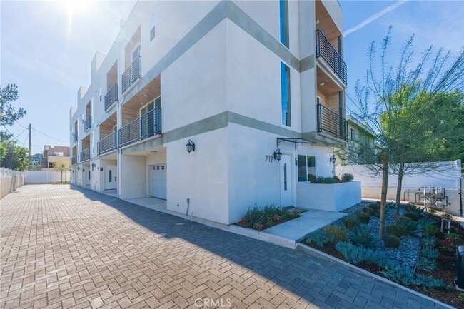 712 Chestnut Ave in Los Angeles, CA - Building Photo - Building Photo