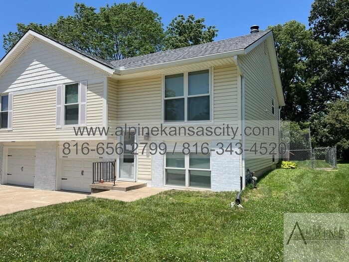 7508 NW 82nd St in Kansas City, MO - Building Photo