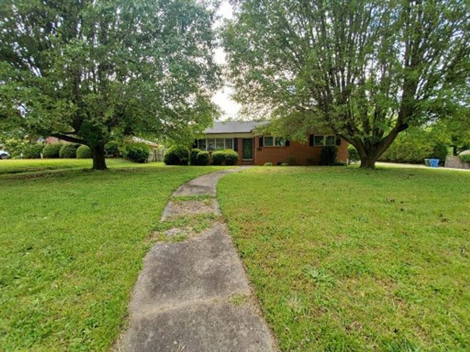 2171 6th St NE in Hickory, NC - Building Photo