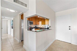 1830 Embassy Dr in West Palm Beach, FL - Foto de edificio - Building Photo