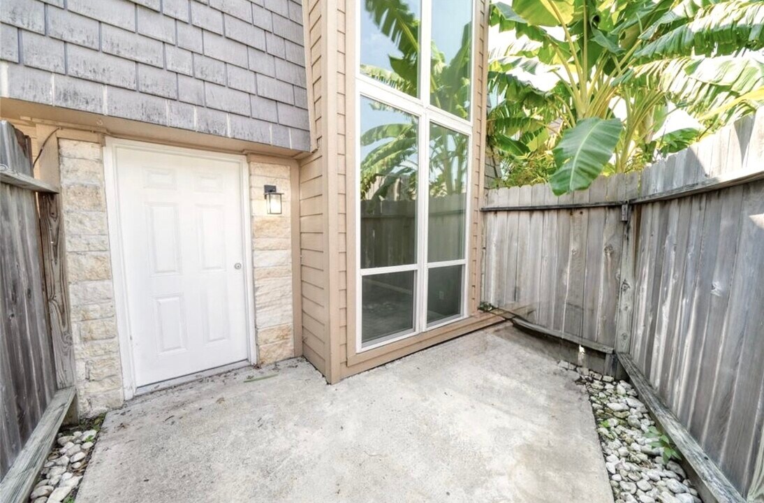 16120 Stuebner Airline Rd in Spring, TX - Building Photo