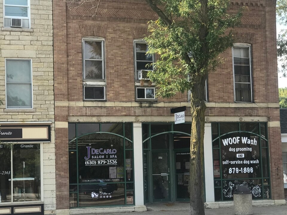 137 S Batavia Ave in Batavia, IL - Building Photo