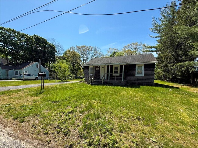 1035 Parkway St in Riverhead, NY - Building Photo - Building Photo
