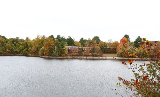 Lakeview Apartments in Farmington, CT - Building Photo - Building Photo