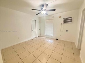 457 NW 57th Ave in Miami, FL - Building Photo - Building Photo