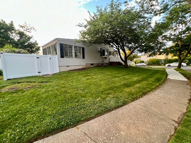 163 Block Blvd in Massapequa Park, NY - Building Photo - Building Photo