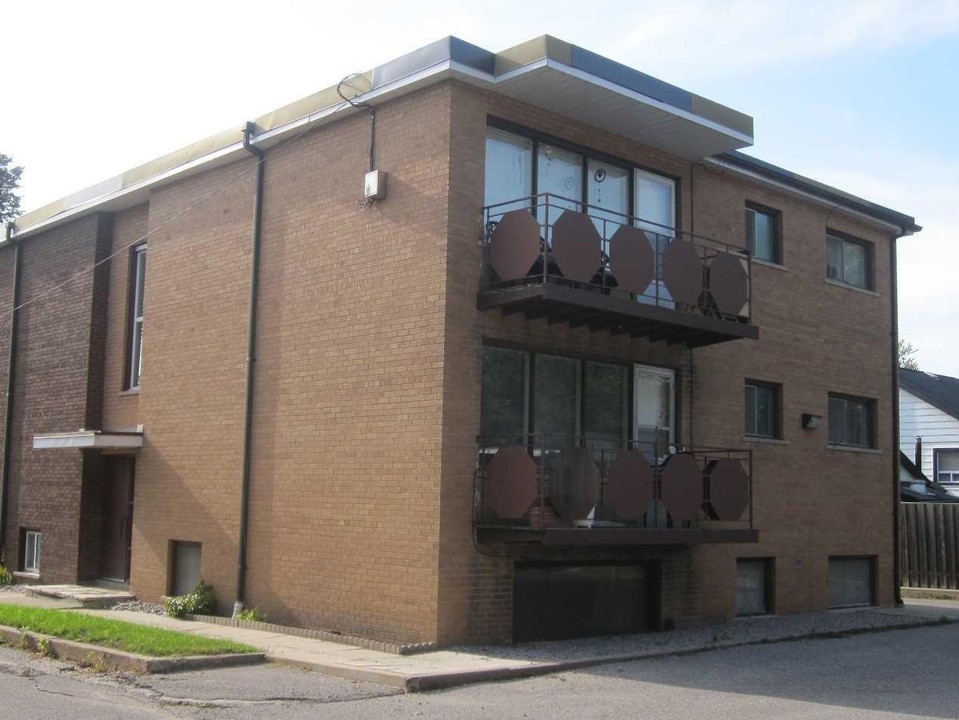 109 Wellington St in Whitby, ON - Building Photo