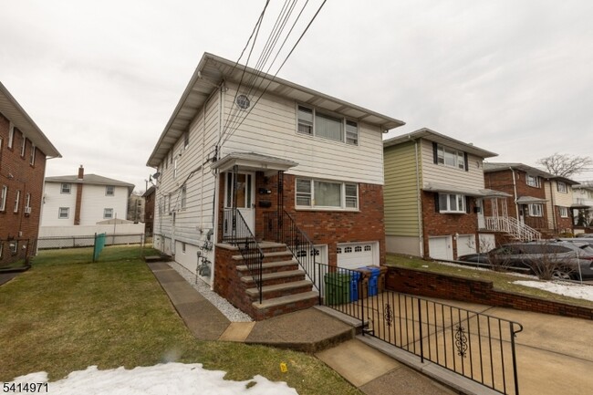 318 Kennedy Dr in Linden, NJ - Building Photo - Building Photo