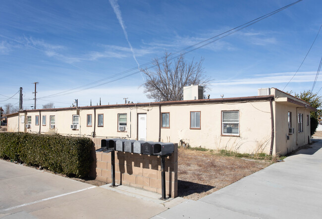 Sun Apartment-Motel in Palmdale, CA - Building Photo - Building Photo