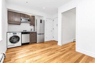 325 E 10th St, Unit R4C in New York, NY - Building Photo