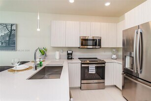 6416 NW 102nd Ct in Doral, FL - Building Photo