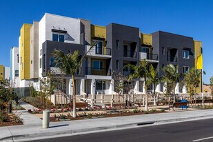 Palm Court in Anaheim, CA - Building Photo