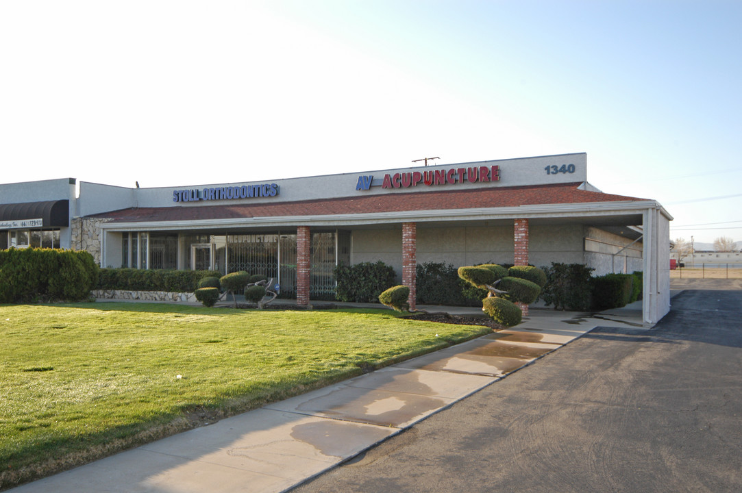 Desert Sands in Lancaster, CA - Foto de edificio