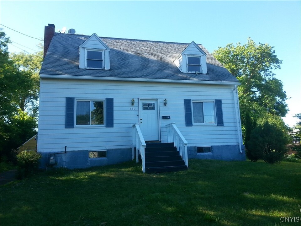 203 Wilmont Rd in Syracuse, NY - Building Photo