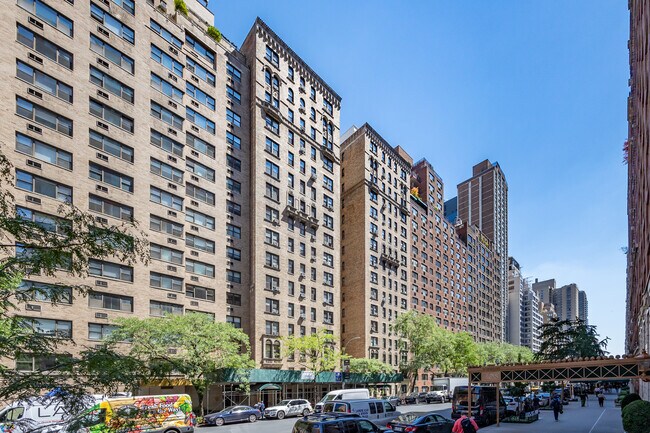311 E 72nd St in New York, NY - Foto de edificio - Building Photo