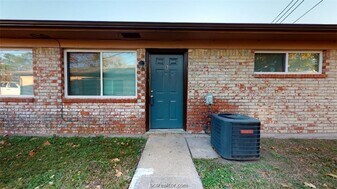 206 Lynn Dr, Unit B in Bryan, TX - Building Photo