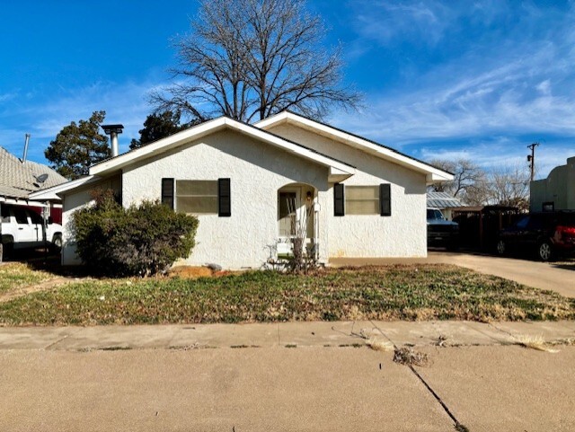 305 E Tate St in Brownfield, TX - Building Photo