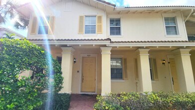 909 NW 18th Ave in Boca Raton, FL - Foto de edificio - Building Photo