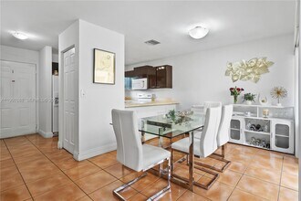 6205 SW Kendale Lakes Cir in Miami, FL - Building Photo - Building Photo