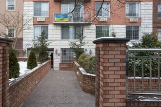 423 Ocean Pky in Brooklyn, NY - Foto de edificio - Building Photo