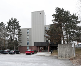 Silver Ridge Court in Guelph, ON - Building Photo - Building Photo