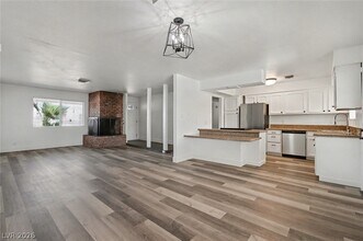 1319 S Lindell Rd in Las Vegas, NV - Building Photo - Building Photo