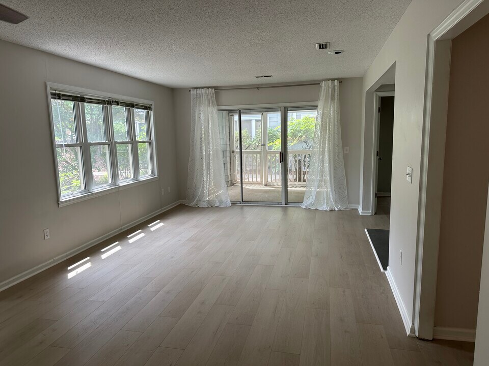 201 Oakwood Ct, Unit 201 in Winston-Salem, NC - Foto de edificio