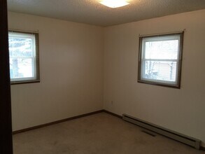 1017 S 12th St in Grand Forks, ND - Building Photo - Building Photo