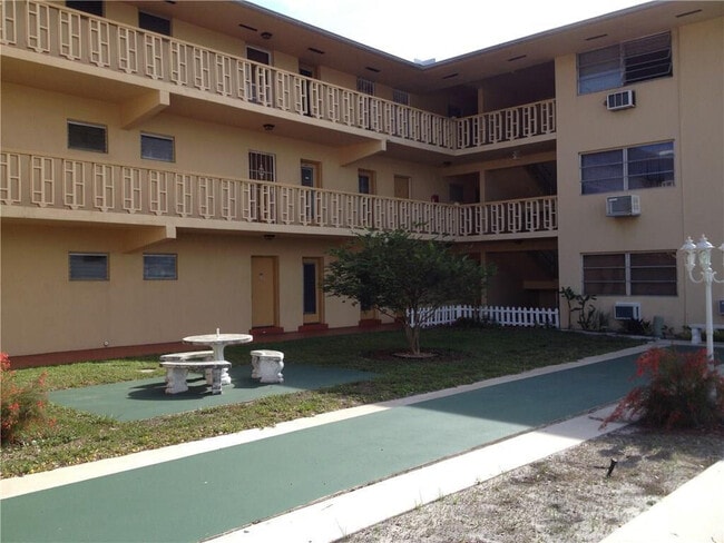 1050 E Sample Rd in Pompano Beach, FL - Building Photo - Building Photo