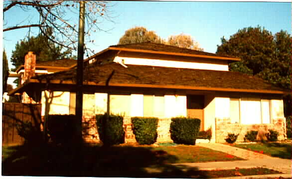 735 W Valley Dr in Campbell, CA - Foto de edificio - Building Photo