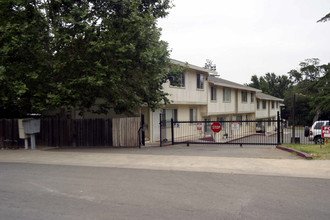 Walnut Apartments in Sacramento, CA - Building Photo - Building Photo