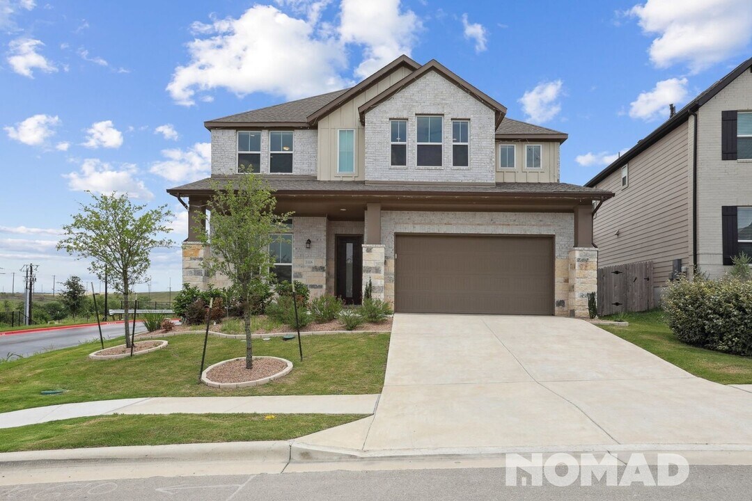 13206 Dairywork Rd in Mustang Ridge, TX - Building Photo