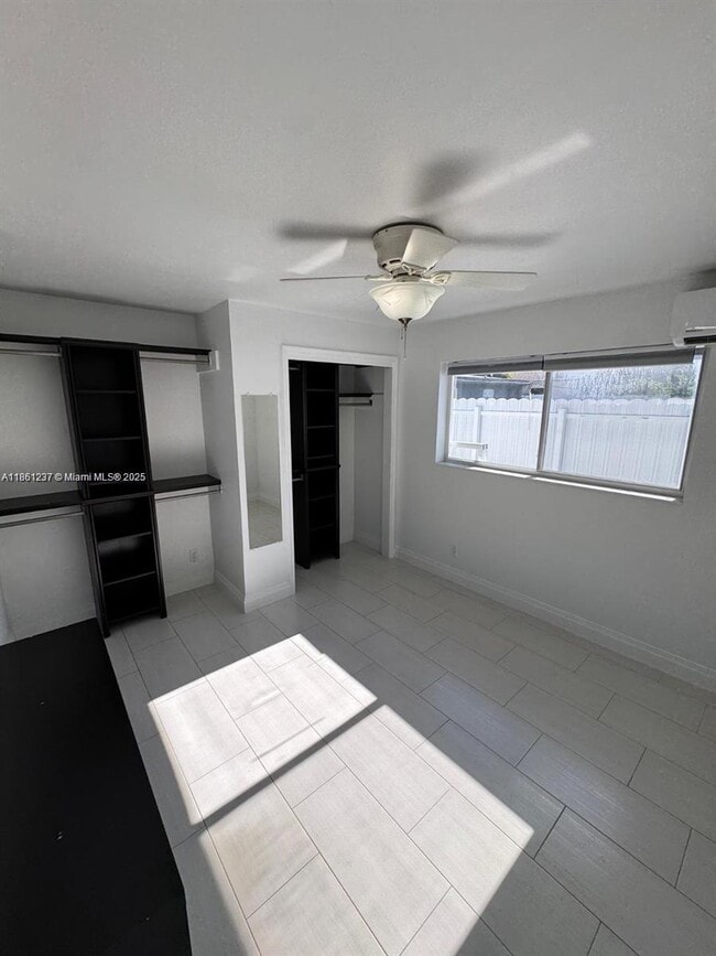 2415 Thomas St in Hollywood, FL - Building Photo - Building Photo