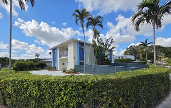 9100 SW 95th Ave in Miami, FL - Foto de edificio - Building Photo